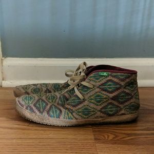 Sanuk chukka boots
